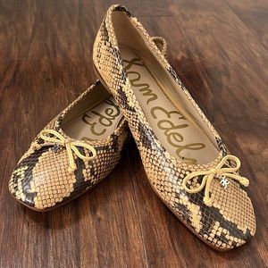 Like new sam Edelman flats! Textured snake print.